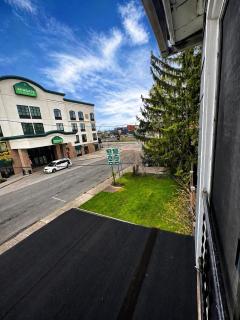 Grand 2 Homes - 7BR - Sleeps 14 - Walk to Falls - 7