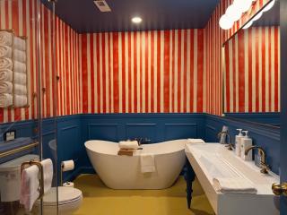 Hollyhock Suite 513 - 8
