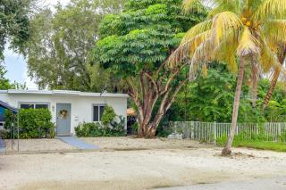 'Chez Mercedes Suite' w/ Terrace in North Miami! - 8