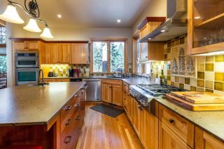 Sunriver Riverfront Escape Spacious 4 Bedroom Home with River Access and Pet-Friendly Features - 8