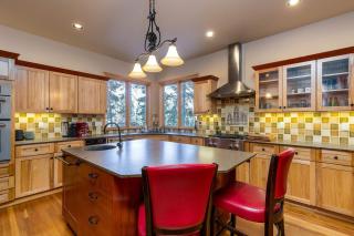 Sunriver Riverfront Escape Spacious 4 Bedroom Home with River Access and Pet-Friendly Features - 7