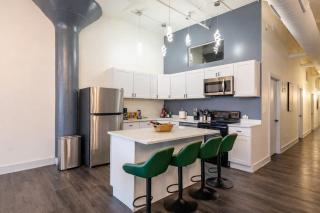 Spacious Luxury 6BR Suite with Jacuzzi and Pool Table - 1