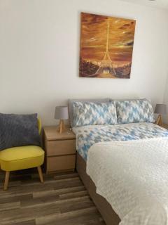 Cosy 2-Bed Home - 5-Min Walk to Town - Wood Burner - 7