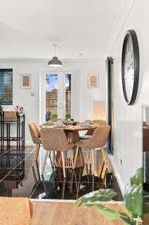 Stylish Cambridge home with parking & garden - 6