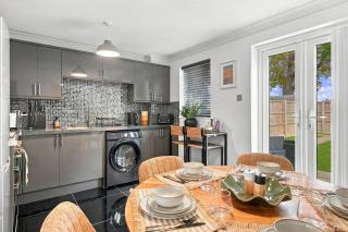 Stylish Cambridge home with parking & garden - 5
