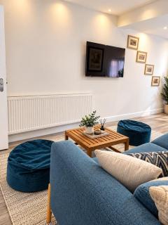 GoldenNest 3bed Spacious Room with 2 private Bathroom, Garden Free Wi-Fi Free Parking Medway Gillingham Kent - 4