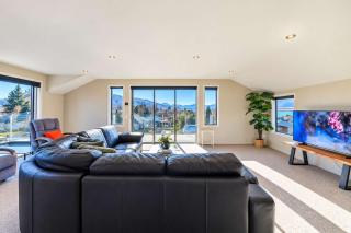 Tranquil Tekapo Stay Near Lake With Mountain Views - 5