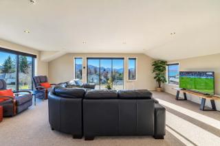 Tranquil Tekapo Stay Near Lake With Mountain Views - 2