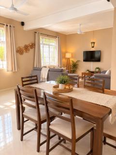 The Opal Villa - 2 mins from Beach Front - 6