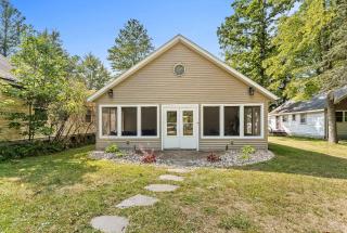 Sunset Beach House - Lakefront Tranquility Spacious Retreat Sleeps 14 - 9