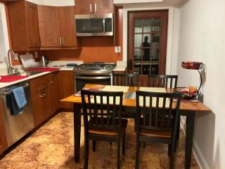 Charming House with 2 bedrooms,4beds, 2 bathrooms & Free parking - 5
