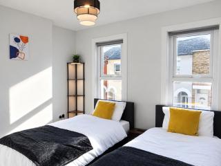 Modern 3 bedroom house in Chatham - Sleeps 6 - Netflix Included - T&C Stays - 0