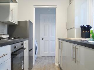 Modern 3 bedroom house in Chatham - Sleeps 6 - Netflix Included - T&C Stays - 9
