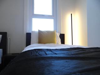 Modern 3 bedroom house in Chatham - Sleeps 6 - Netflix Included - T&C Stays - 8