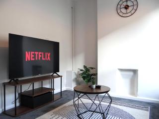 Modern 3 bedroom house in Chatham - Sleeps 6 - Netflix Included - T&C Stays - 1