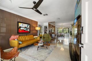 Charming 2BR Retro Pondside Retreat FREE golf cart - 0