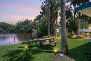 Charming 2BR Retro Pondside Retreat FREE golf cart - 7