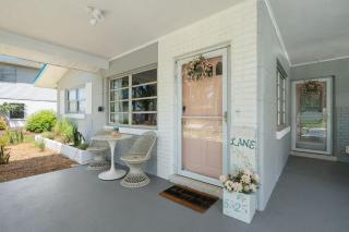 Charming 2BR Retro Pondside Retreat FREE golf cart - 6