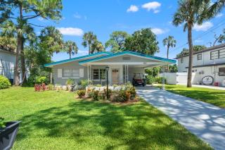 Charming 2BR Retro Pondside Retreat FREE golf cart - 4