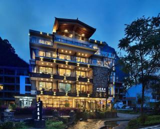 Xindu Homestay Yangshuo · Ten-Mile Gallery · Yulong River · 2 Mins Walk to Shuiedi Bamboo Raft Pier · Large Outdoor Swimming Pool · Rooms with Karst Mountain View · Discounted Attraction Tickets & E-bike Rental - 8