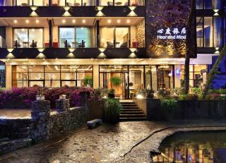 Xindu Homestay Yangshuo · Ten-Mile Gallery · Yulong River · 2 Mins Walk to Shuiedi Bamboo Raft Pier · Large Outdoor Swimming Pool · Rooms with Karst Mountain View · Discounted Attraction Tickets & E-bike Rental - 3