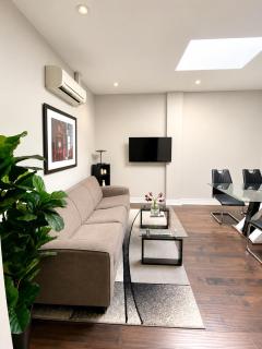 Beautiful and Cozy Apartment Steps from Lansdowne Station with Netflix - 8