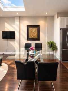 Beautiful and Cozy Apartment Steps from Lansdowne Station with Netflix - 6