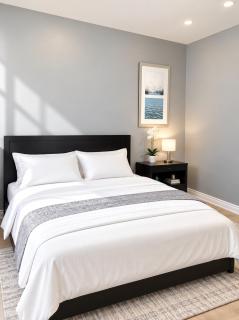 Beautiful and Cozy Apartment Steps from Lansdowne Station with Netflix - 5