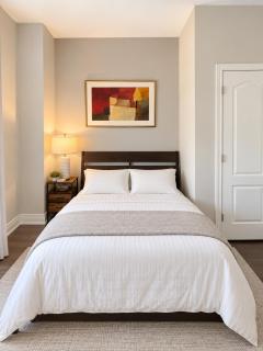 Beautiful and Cozy Apartment Steps from Lansdowne Station with Netflix - 3