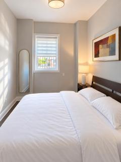 Beautiful and Cozy Apartment Steps from Lansdowne Station with Netflix - 2