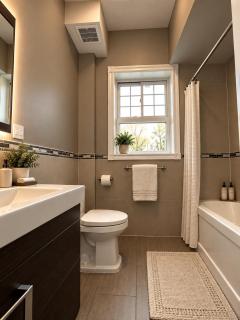 Beautiful and Cozy Apartment Steps from Lansdowne Station with Netflix - 1