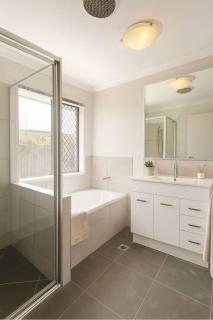 Bright Family Retreat - Quiet Caboolture Stay - Holiday Home - 6