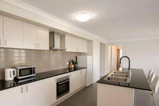 Bright Family Retreat - Quiet Caboolture Stay - Holiday Home - 3