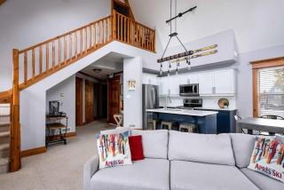 Lookout Lodge - Private Patio - Shuttle to Blue - 4