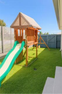 Bright Family Retreat - Quiet Caboolture Stay - Holiday Home - 1