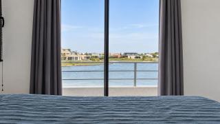 Luxury Lakefront House Infinity Pool - 4