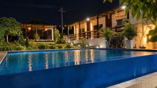 Casa Emmarosa - Luxury Cabin Retreat - 4