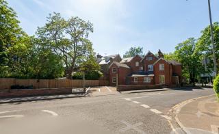 Bright 4BR-4BA Homestay in Kingston Free Parking - Surbiton - 9