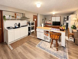 Private Furnished Basement Studio - Kitchen, Parking & Wifi - 0