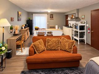 Private Furnished Basement Studio - Kitchen, Parking & Wifi - 6
