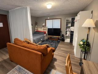 Private Furnished Basement Studio - Kitchen, Parking & Wifi - 5