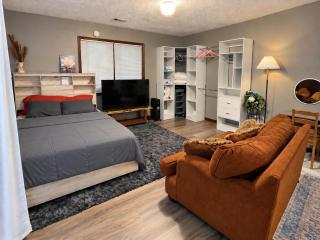 Private Furnished Basement Studio - Kitchen, Parking & Wifi - 3