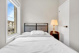 Bright 3BR Home with Balcony & Free Parking - Bradford - 7