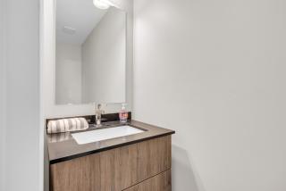 Bright 3BR Home with Balcony & Free Parking - Bradford - 8