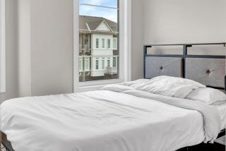 Bright 3BR Home with Balcony & Free Parking - Bradford - 3