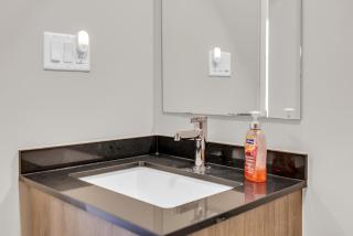 Bright 3BR Home with Balcony & Free Parking - Bradford - 1