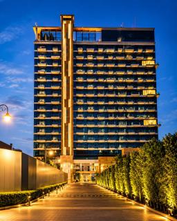 High Floor Luxury 1BHK with Balcony, Infinity Pool - 4