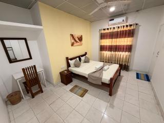 The Lake Round Guest House - 8
