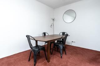 Quiet 2BR Apartment with Garden views in Griffith - 3