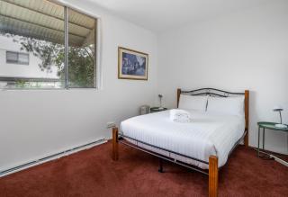 Quiet 2BR Apartment with Garden views in Griffith - 6